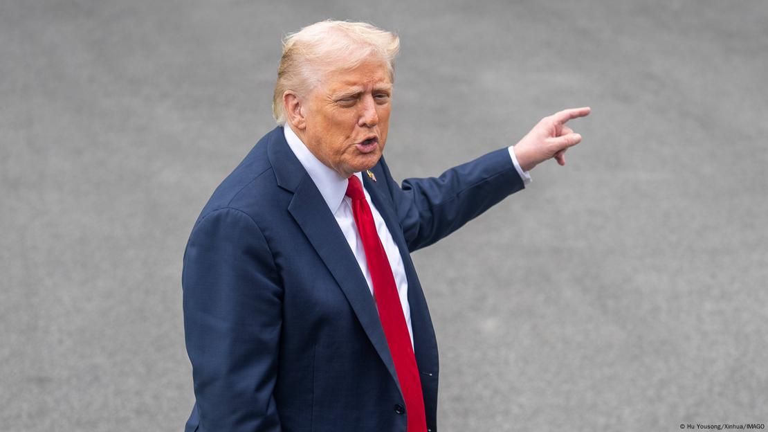 Donald Trump fotografuar nga lart duke treguar me gisht