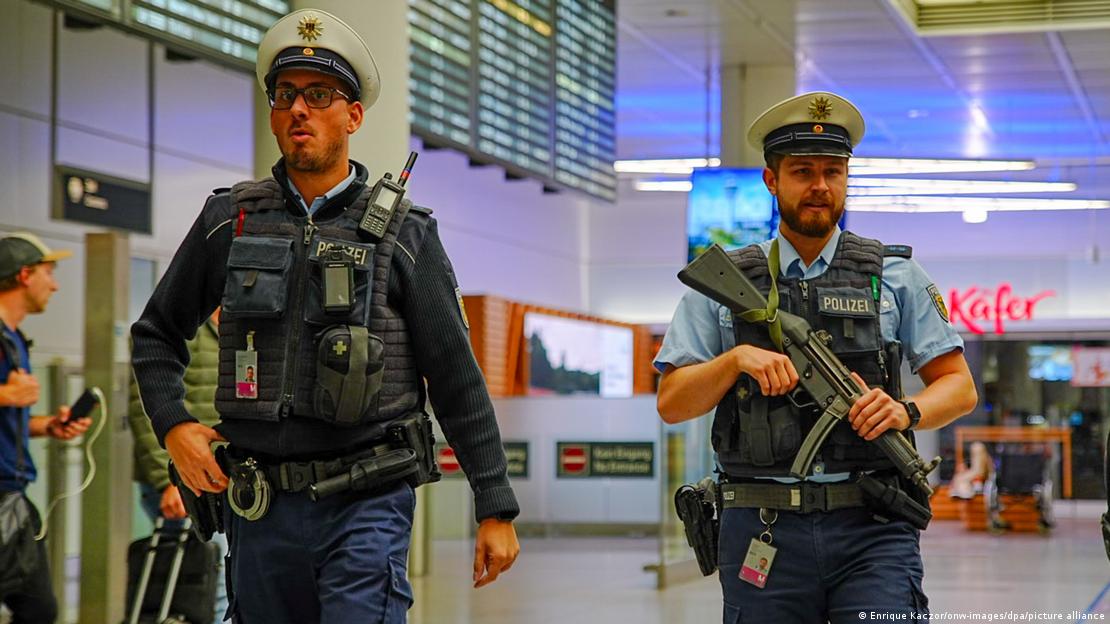 Zwei Polizisten patrouillieren am Freitagabend durch den Flughafen München 