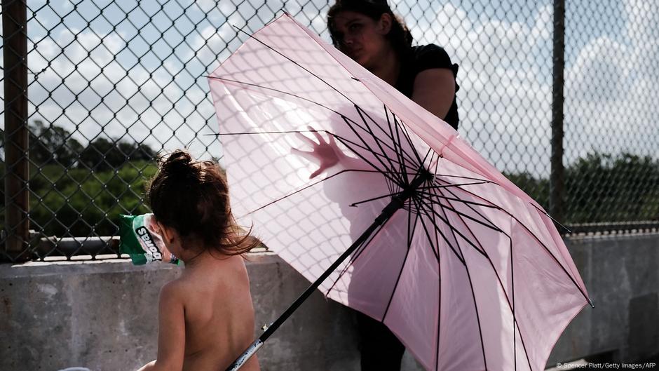US offers $2,500 for migrant children to voluntarily deport  DW  10/04/2025