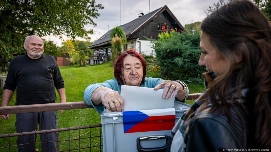 Czech Republic: 'Trumpist' ex-PM set to win vote  DW  10/04/2025