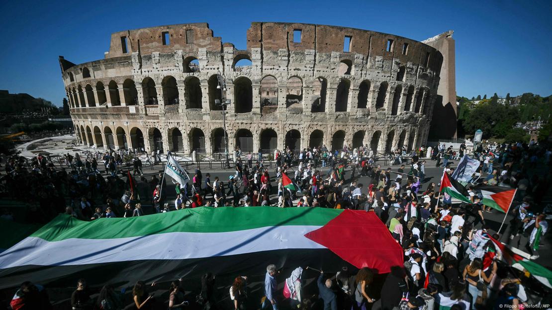 Manifestantes pró-palestinos reunidos em torno do Coliseu em Roma, na Itália; foto do dia 4 de outubro de 2025 Manifestantes pró-palestinos reunidos em torno do Coliseu em Roma, na Itália; foto do dia 4 de outubro de 2025
