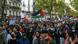 En las calles de París, los manifestantes tambien ondearon banderas palestinas.