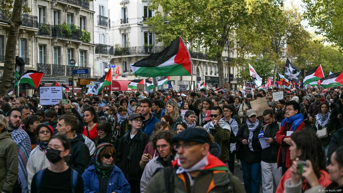 En las calles de París, los manifestantes tambien ondearon banderas palestinas.