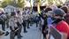 Manifestantes encaram policiais do ICE em Chicago