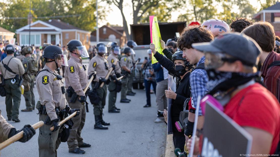 Manifestantes encaram policiais do ICE em Chicago
