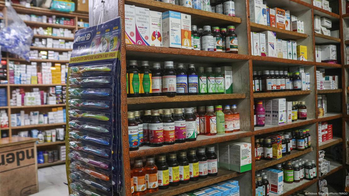 Prateleira de remédios em Srinagar, na Índia Prateleira de remédios em Srinagar, na Índia