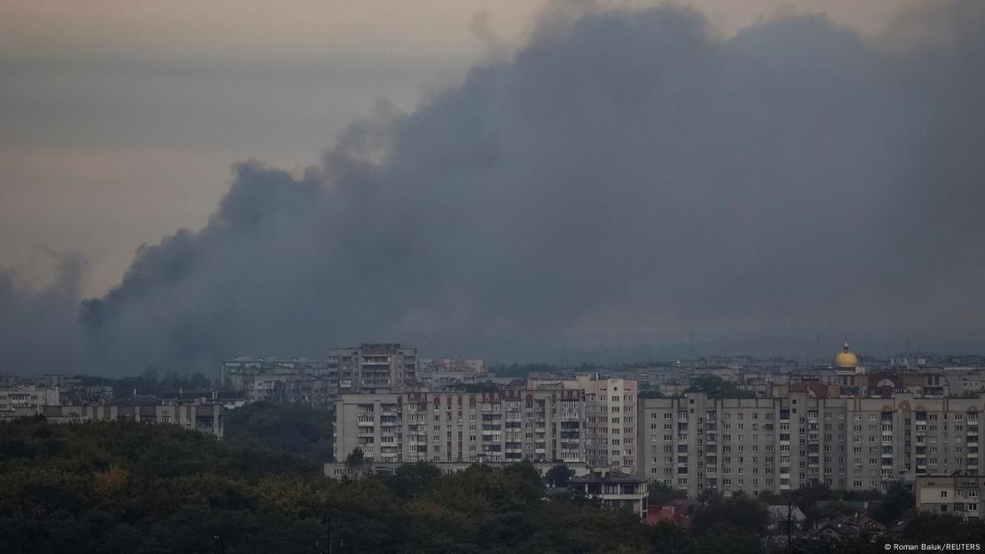 Дим над украинския град Лвов след руско нападение с дронове