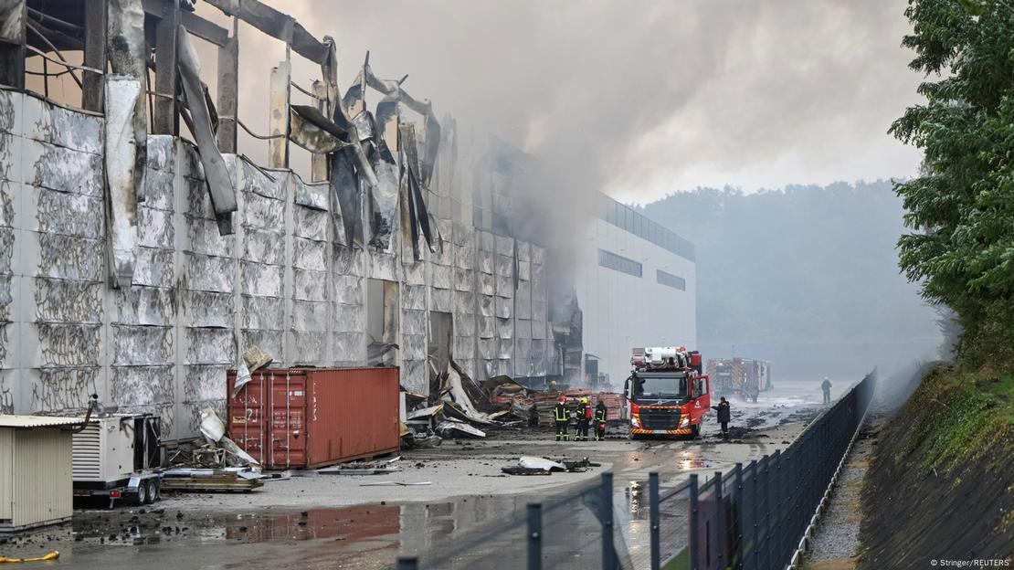 Bombeiros combatem incêndio causado por ataque russo em Lviv