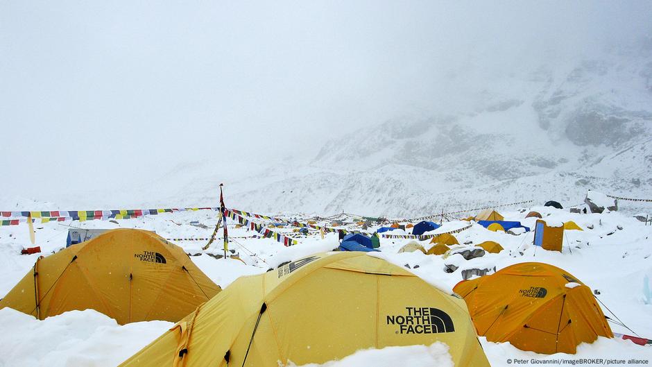 Blizzard strands hundreds of climbers on Mount Everest  – DW – 10/05/2025