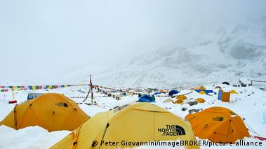 Blizzard strands hundreds of climbers on Mount Everest