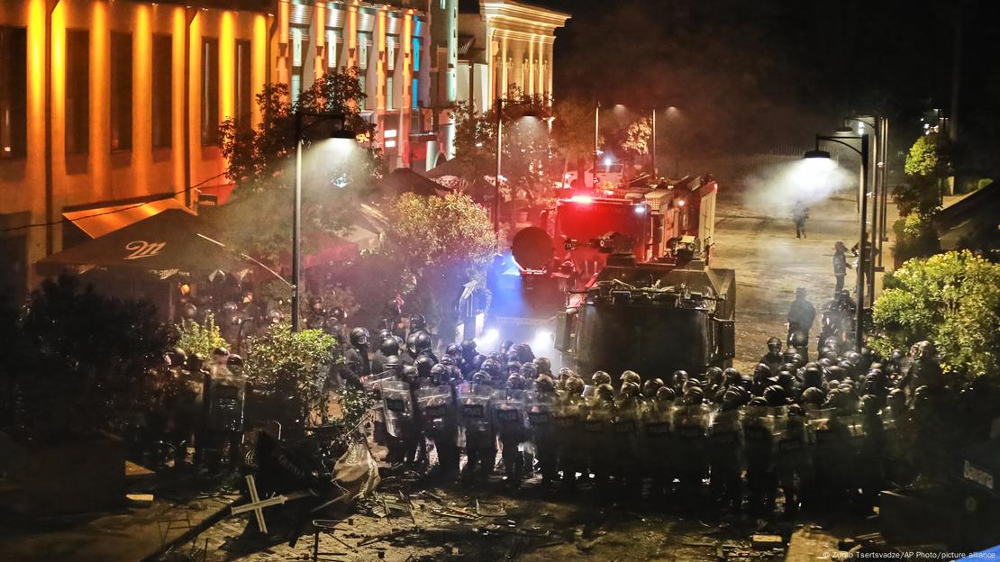 Полицията в Тбилиси блокира улици по време на опозиционните протести Полицията в Тбилиси блокира улици по време на опозиционните протести