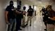 Agentes federales con los rostros ocultos patrullan los pasillos del tribunal de inmigración en un edificio federal de Nueva York. Escenas similares han ocurrido en Chicago y han derivado en la detención de decenas de migrantes que cumplían con citas de rutuna en las cortes. (12.08.2025)