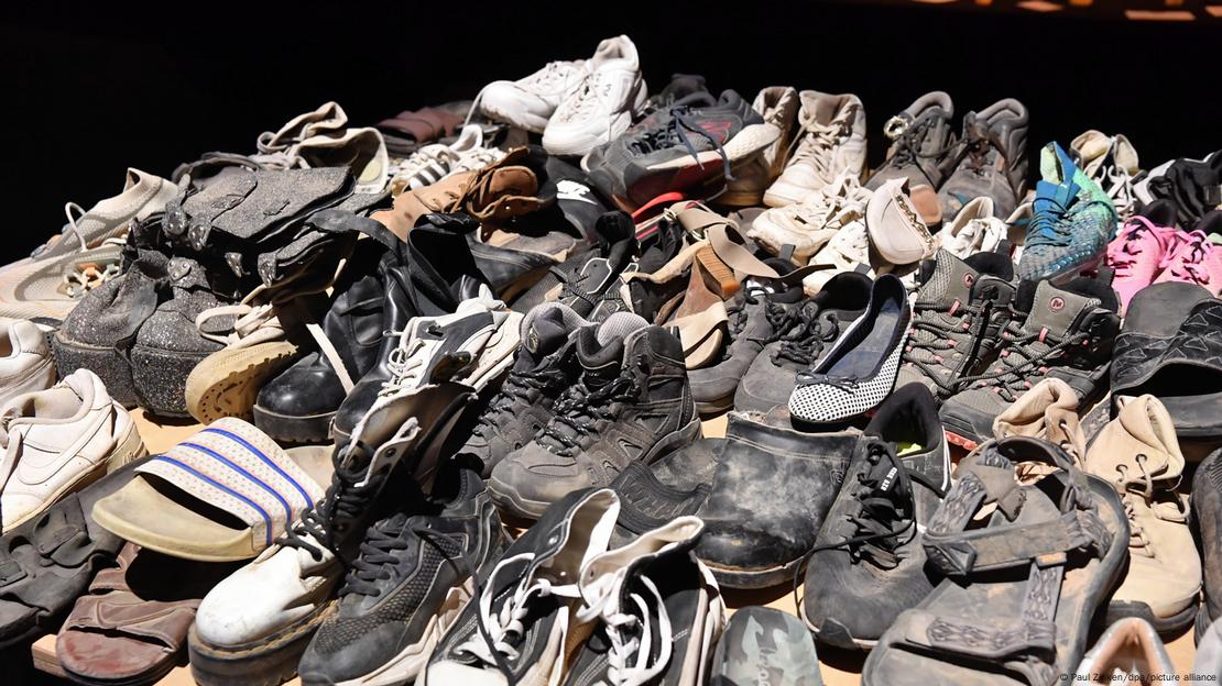 Tumpukan sepatu bekas - pameran Nova Exhibition.