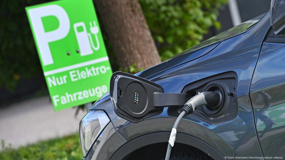 Pożegnanie z benzyną i dieslem za dziesięć lat? Merz: „błędny zakaz”