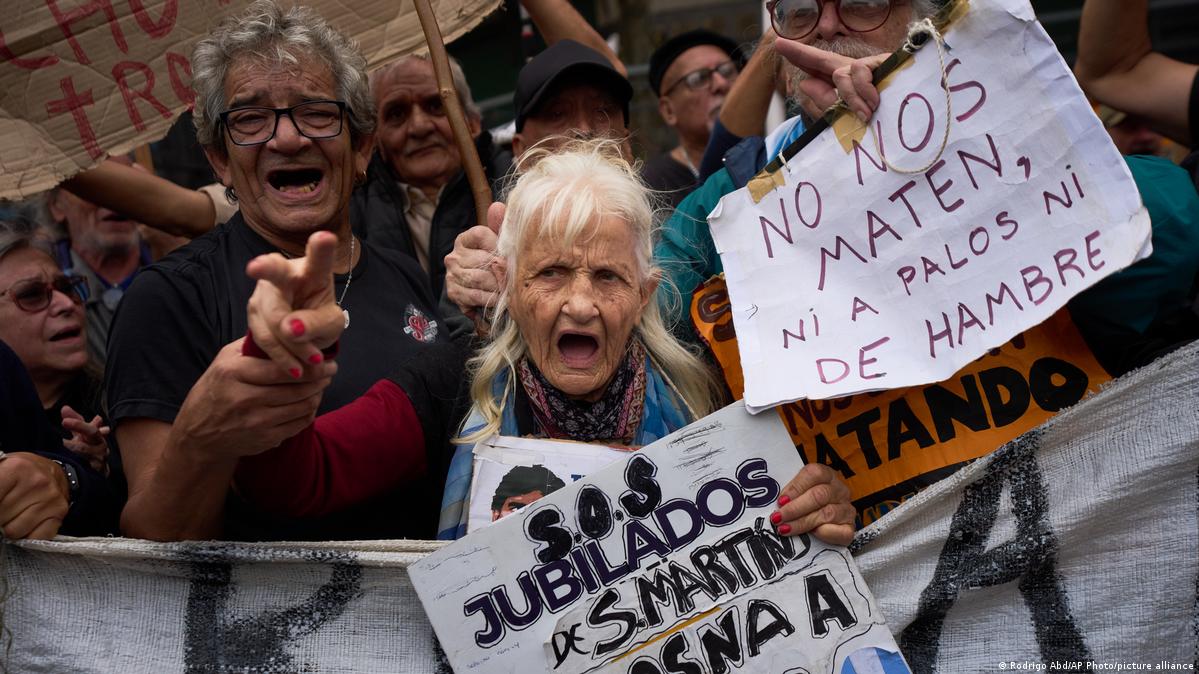 Argentina Buenos Aires 2025 | La jubilada Olga Beatriz González, en protesta por las pensiones frente al Congreso: una mujer mayor, de cabello largo y cano, grita, rodeada de otras personas mayores. "No nos maten ni a palos ni de hambre", se lee en un cartel. Argentina Buenos Aires 2025 | La jubilada Olga Beatriz González, en protesta por las pensiones frente al Congreso: una mujer mayor, de cabello largo y cano, grita, rodeada de otras personas mayores. "No nos maten ni a palos ni de hambre", se lee en un cartel.