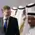 Bundesaußenminister Johann Wadephul lächelt von links in die Kamera, hinter ihm sind mehrere Personen unscharf in traditionellen arabischer Kleidung zu sehen