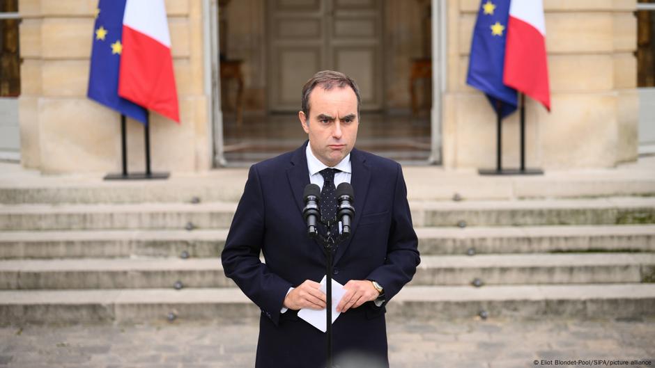 Francuski premijer Sebastijan Lekorni daje ostavku.