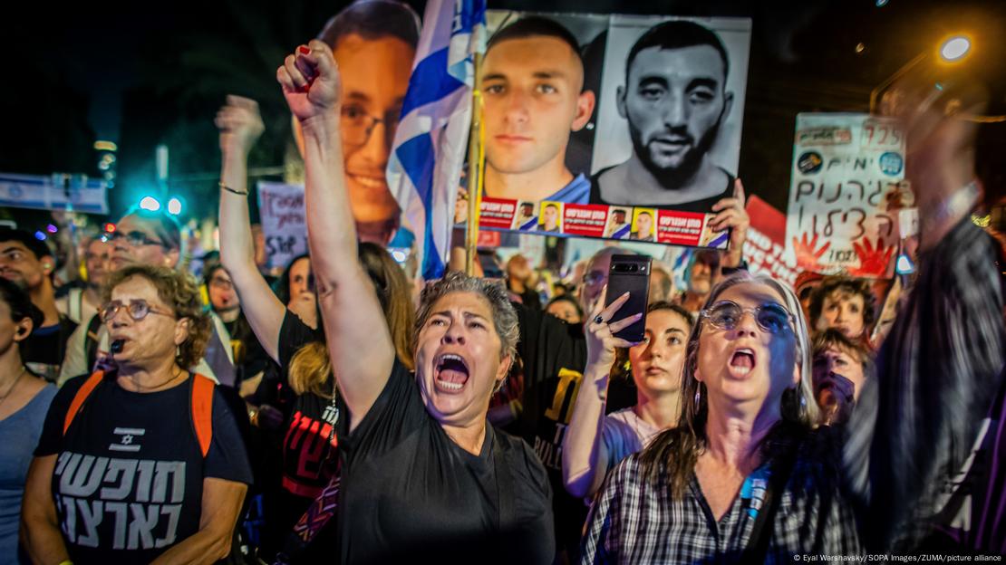Banorë të Izraelit duke mbajtur pankarta në duar dhe duke protestuar në rrugët e Tel Avivit Banorë të Izraelit duke mbajtur pankarta në duar dhe duke protestuar në rrugët e Tel Avivit