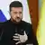 Президент Украины Владимир Зеленский общается с журналистами в Киеве, октябрь 2025 года