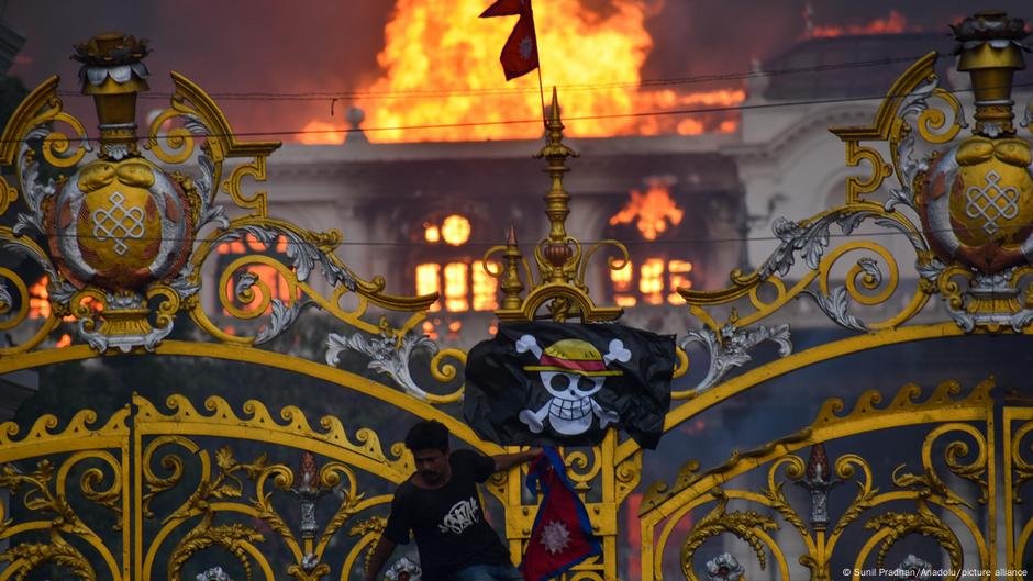 Ikonična fotografija koja je postala viralna: Piratska zastava „One Piece“ visi na kapiji zapaljene zgrade parlamenta u Nepalu