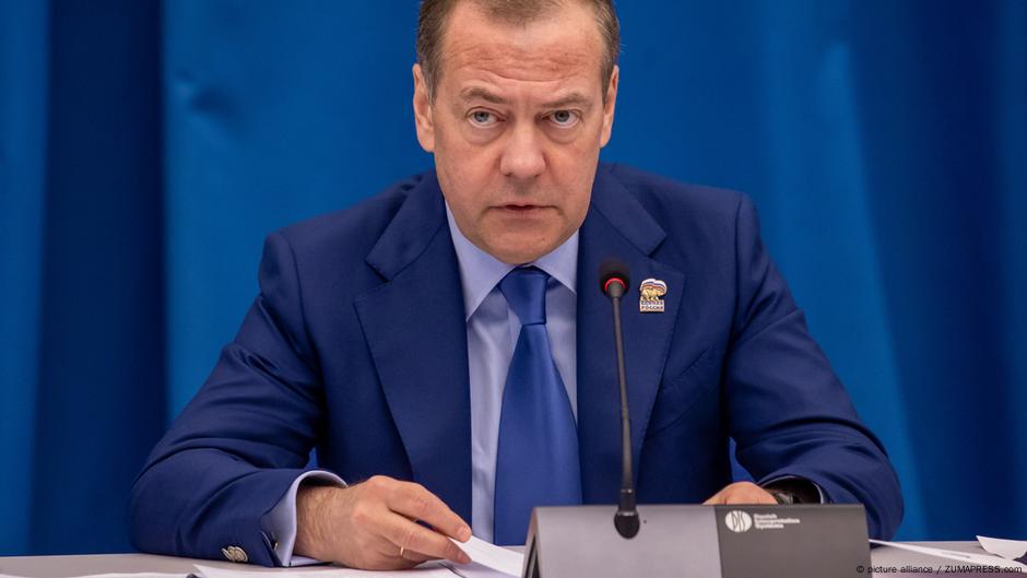 Putinov sledbenik Medvedev: „Ruski agenti samo čekaju naređenja“