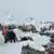 Moradores da região do Monte Everest em meio à neve