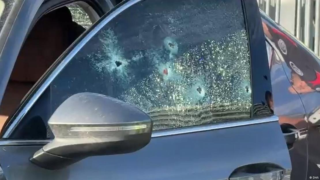 Saldırganlar aracıa yaylım ateşine tuttu. Aracın penceresende kurşun delikleri görülüyor. 