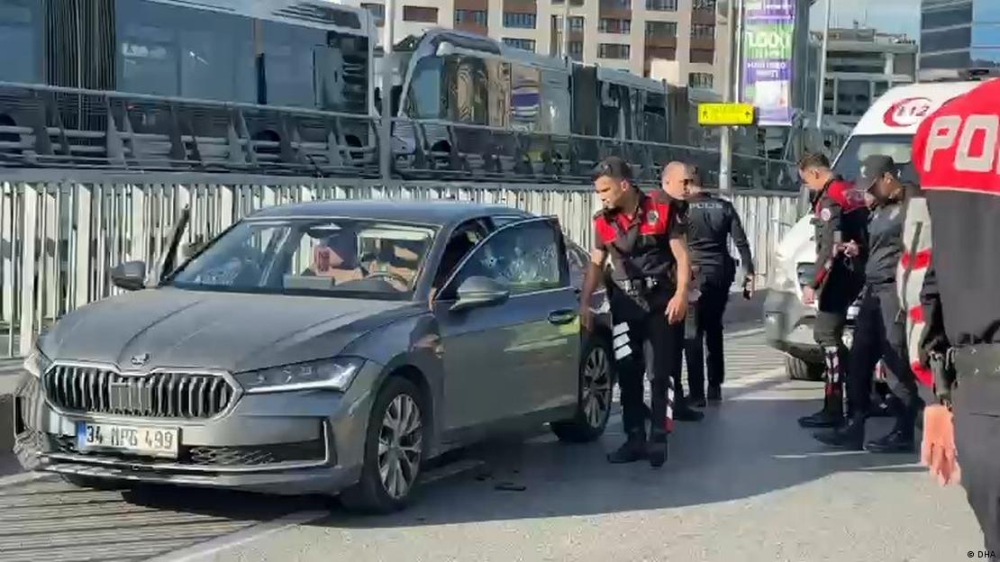Polis olay yerinde inceleme yapıyor. 