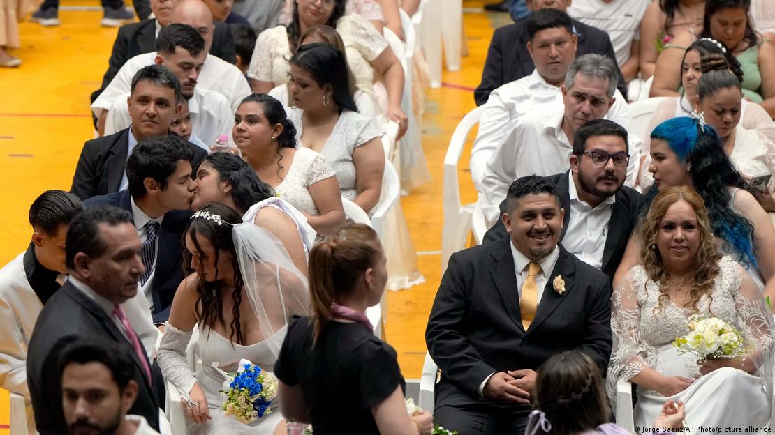 Entre valses, anillos y declaraciones de amor, más de 600 parejas sellaron su compromiso en una boda masiva en Asunción.