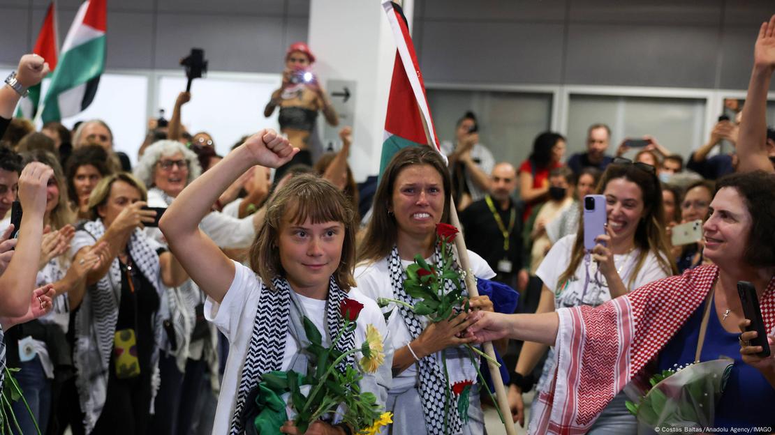 Greta Thunberg, com lenço palestino, é recebida por várias pessoas em aeroporto Greta Thunberg, com lenço palestino, é recebida por várias pessoas em aeroporto