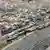 Esta vista aérea muestra autobuses en fila bloqueando parte de una amplia avenida en la capital de Perú, durante una protesta convocada por empresas de transporte público contra la extorsión y exigiendo mayor seguridad, en Lima.