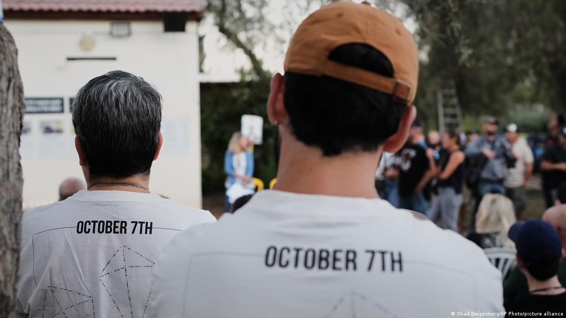 Мъже с фланелки и надпис "7 октомври" Мъже с фланелки и надпис "7 октомври"