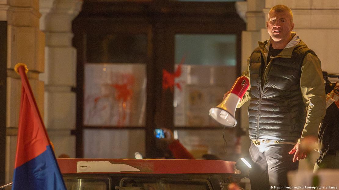 Маж со мегафон в рака (Опозицискиот лидер од Нови Сад, Миша Бачулов) на протести во Нови Сад по падот на настрешницата на железничката станица 