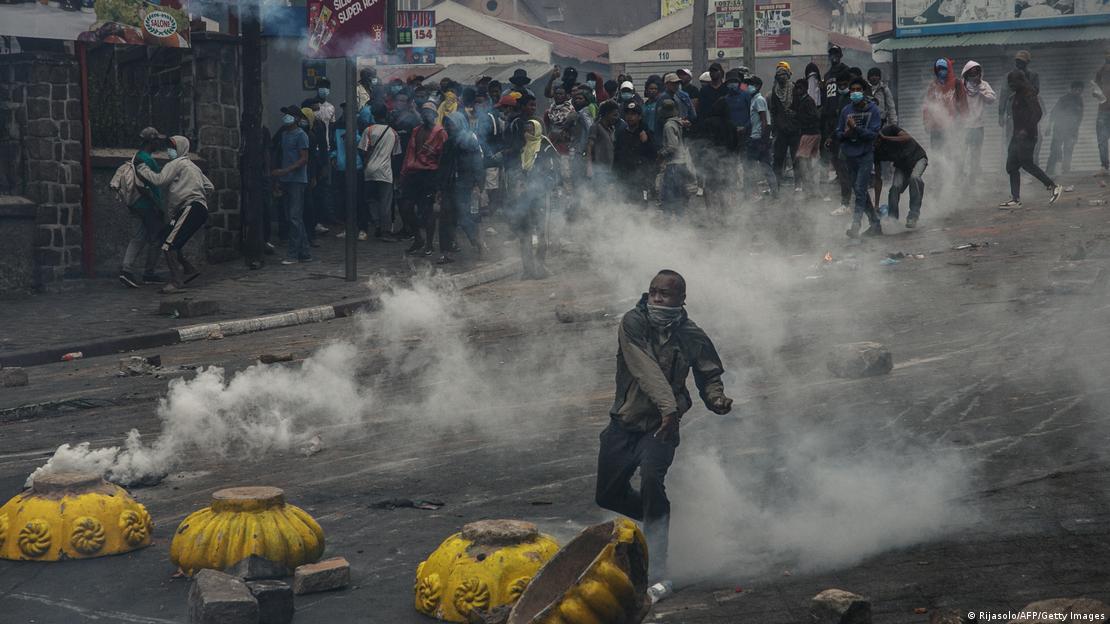 30 ستمبر 2025 کو نیپالی دارالحکومت کھٹمنڈو میں مظاہرین احتجاج کر رہے ہیں 30 ستمبر 2025 کو نیپالی دارالحکومت کھٹمنڈو میں مظاہرین احتجاج کر رہے ہیں