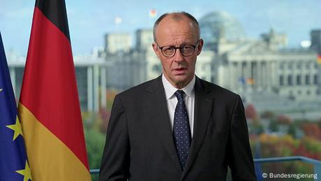 In einer Videobotschaft zum zweiten Jahrestag des Hamas-Terrorangriffs äußert Bundeskanzler Friedrich Merz seine Solidarität und sein Mitgefühl gegenüber Israel