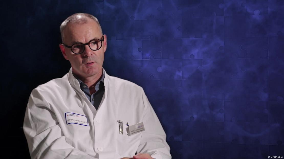 El profesor Ludger Tebartz van Elst con bata blanca de hospital.