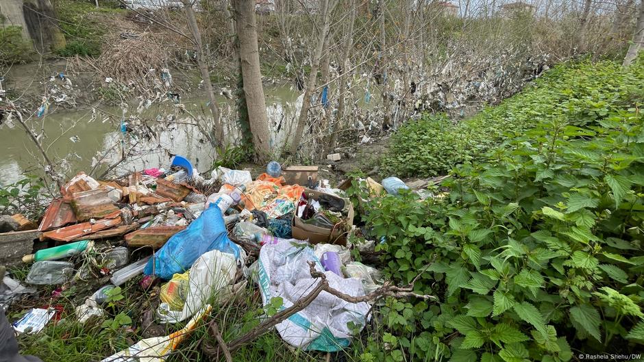 Divlje deponije u koritima reka širom Albanije