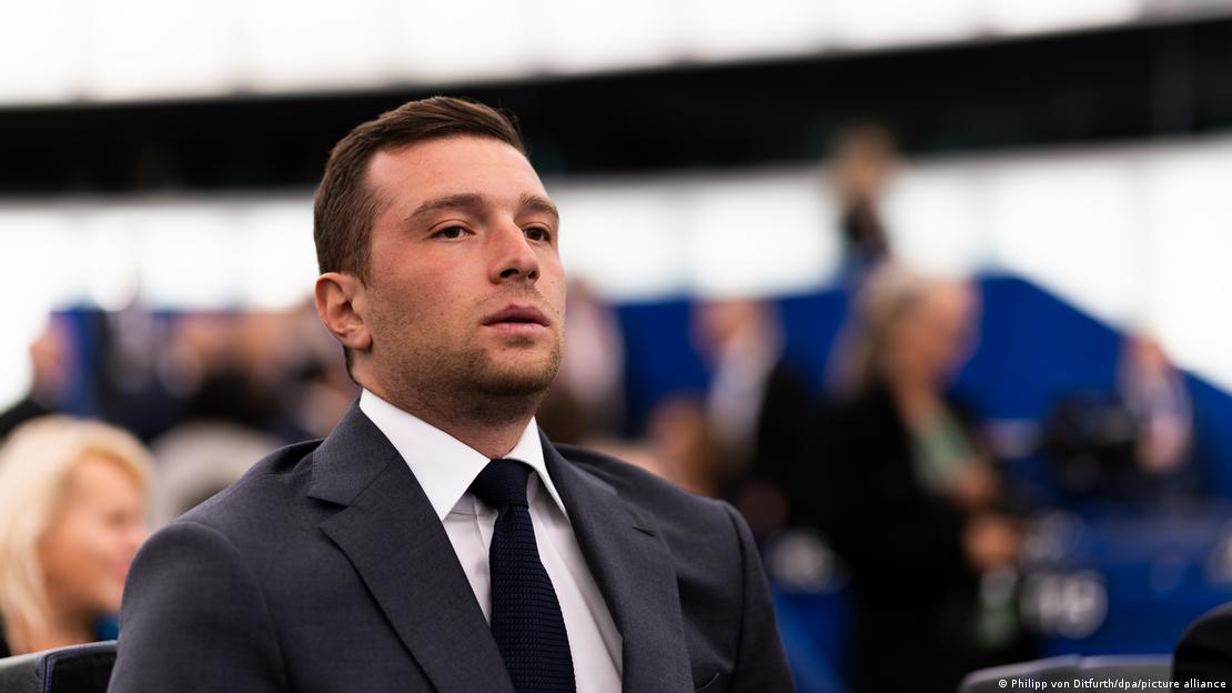 Der rechtsextreme französische Politiker Jordan Bardella während einer Plenarsitzung im Europäischen Parlament. Er trägt ein weißes Hemd, dunkelblaue Krawatte und dunkelblauen Anzug