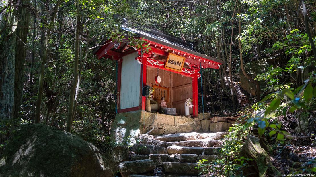 Templo rojo en el sendero del Monte Misen, donde turistas confiados en la IA quedaron atrapados al recibir horarios incorrectos del teleférico. Templo rojo en el sendero del Monte Misen, donde turistas confiados en la IA quedaron atrapados al recibir horarios incorrectos del teleférico.
