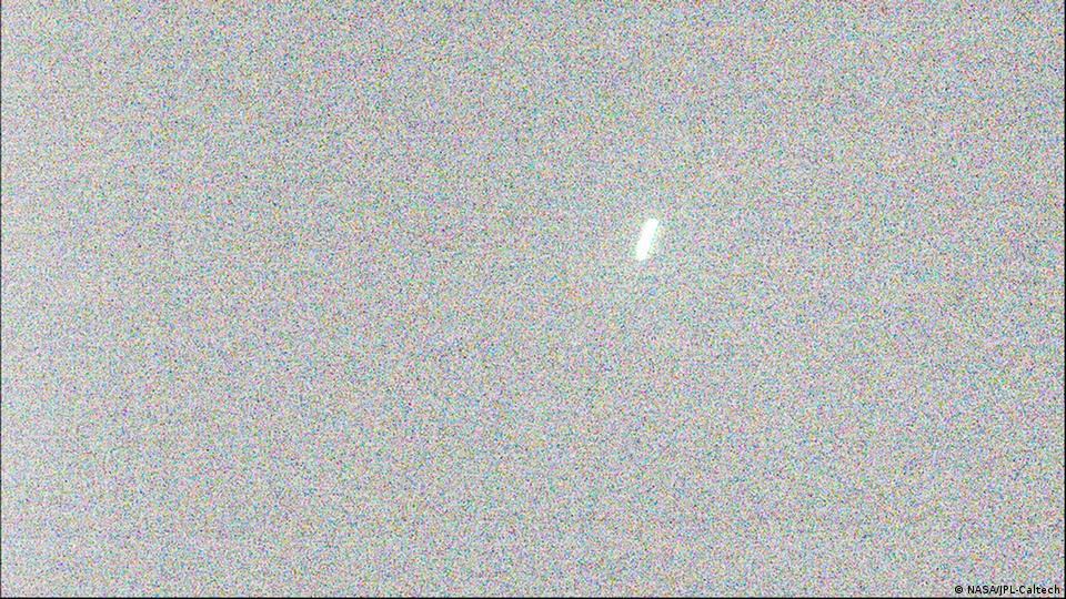 El rover Perseverance de la NASA capturó esta misteriosa franja luminosa en Marte el 4 de octubre de 2025, desatando especulaciones sobre su posible relación con el cometa interestelar.