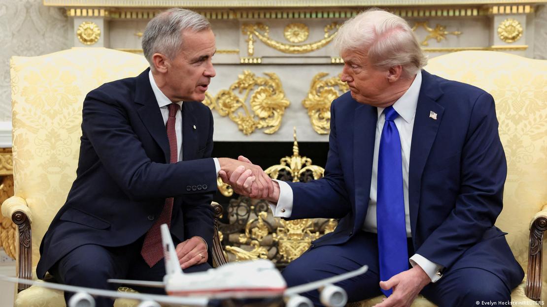 Kanada Başbakanı Mark Carney solda, ABD Başkanı Donald Trump sağda oturuyor. İki lider Beyaz Saray'daki görüşmede el sıkışırken birbirlerine bakıyor. Kanada Başbakanı Mark Carney solda, ABD Başkanı Donald Trump sağda oturuyor. İki lider Beyaz Saray'daki görüşmede el sıkışırken birbirlerine bakıyor.