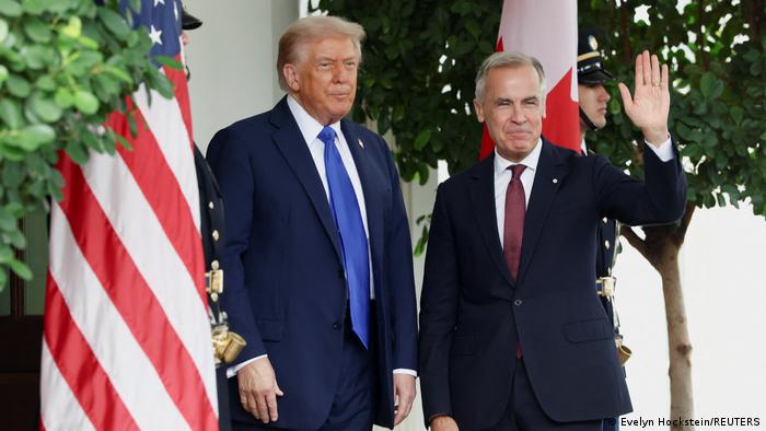 Primer Ministro de Canadá Mark Carney saluda junto al Presidente de EE. UU. Donald Trump en la Casa Blanca en Washington