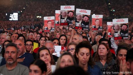 In Tel Aviv erinnern mehr als 30.000 Menschen an die Opfer des Hamas-Angriffs vom 7. Oktober vor zwei Jahren.