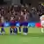 Barcelona-Spielerinnen bejubeln einen Treffer, Bayern-Spielerinnen diskutieren miteinander