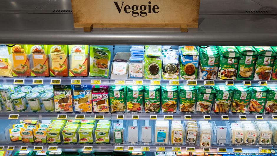 Rashladna polica sa vegetarijanskim proizvodima u jednom supermarketu u Hamburgu