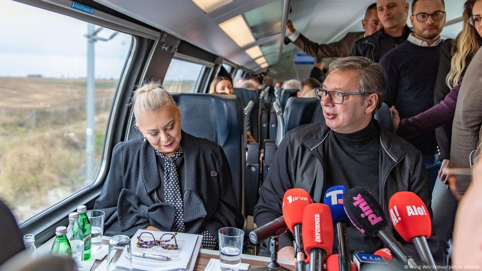 Predsednik Srbije Aleksandar Vučić je 3. oktobra u prisustvu medija bliskih vlastima, vozom otišao iz Beograda za Suboticu