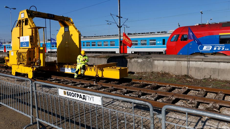 Glavni izvođač je bio konzorcijum kineskih kompanija China Railway International i China Communications Construction Company