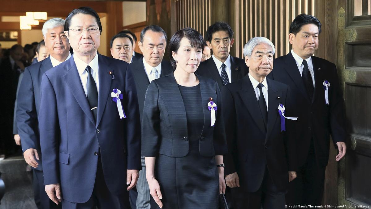 日本首相高市早苗今年虽然没有亲自前往参拜，但向靖国神社供奉了祭祀费（图为2014年高市参拜靖国神社）
