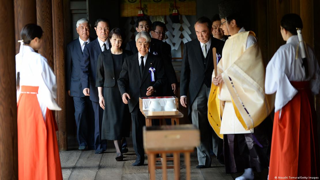 图为高市早苗等政界人士在2014年参拜靖国神社