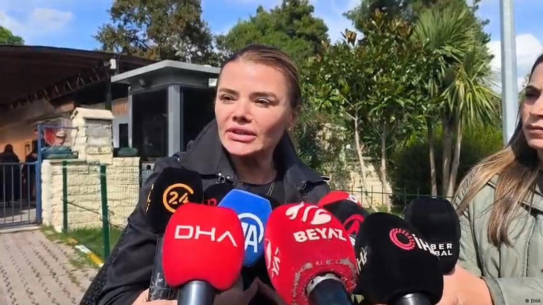 Avukat Aysegül Mermer operasyonla ilgili basına açıklama yaptı. Mikrofonlara konuşuyor. 